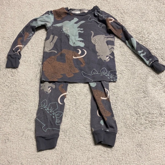 2 Carter’s Dinosaur Snug fit PJ sets - Picture 2 of 3